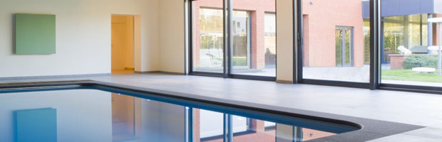 Piscine couverte sous un bâtiment neuf