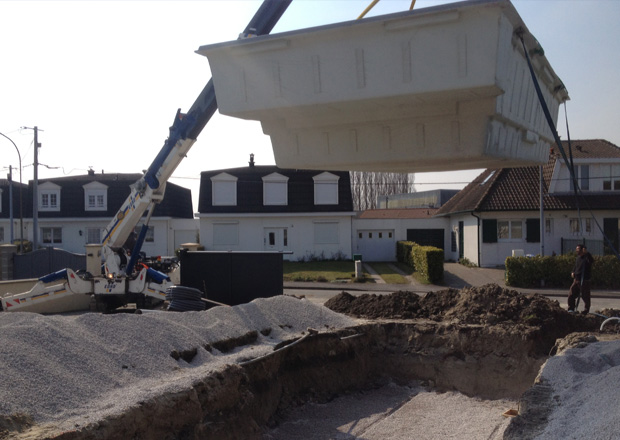 Installation de la piscine par grutage du bac grâce au camion grue