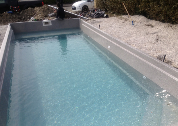 Mise en eau de la piscine et remblai en concassé