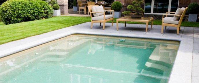 Piscine tendance avec deux escaliers d'angle.