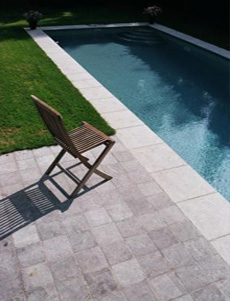 Terrasse de piscine en pierre